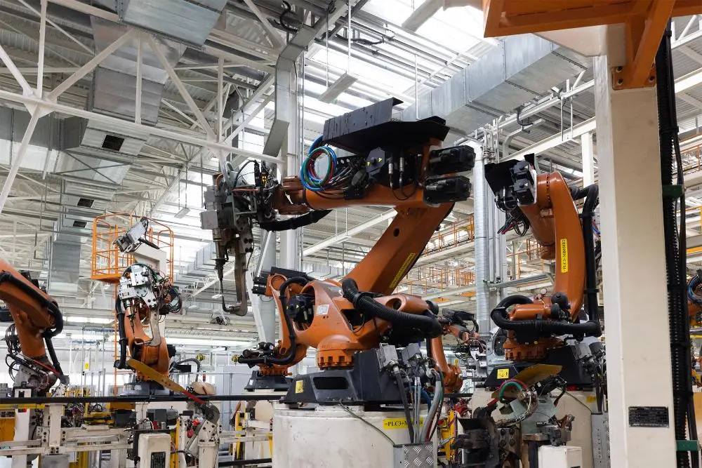 foto-da-linha-de-producao-de-automoveis-solda-corpo-do-carro-moderna-fabrica-de-montagem-de-automoveis-industria-automobilistica-1-1.webp